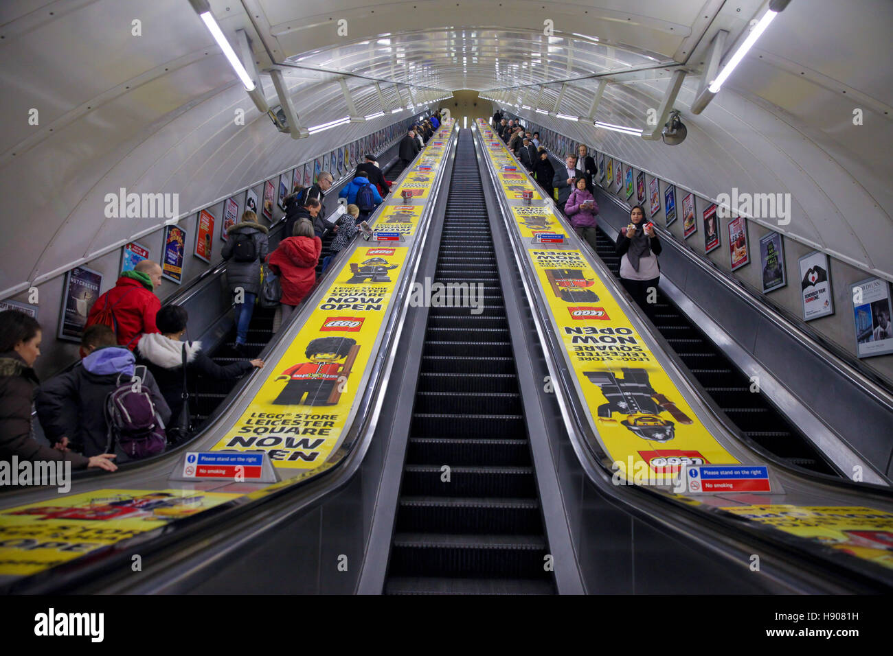 Leicester Square, Londra, Regno Unito. 17 Nov, 2016. LEGO adesivi su scale  mobili della metropolitana a Leicester Square. Sindaco di Londra, Sadiq  Khan si unisce a John Goodwin, Chief Financial Officer di