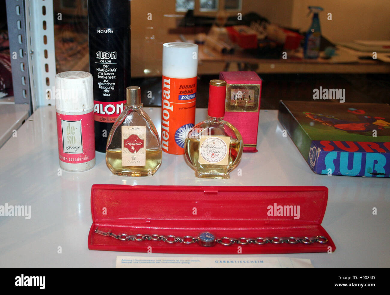 Farmacia elementi dalla Germania Est può essere visto nella mostra "Esperienza RDT " nel Kulturhistorisches Museum a Goerlitz, Germania, 17 novembre 2016. La mostra espone oggetti legati alla vita quotidiana nella RDT. Essi non sono destinati a causare "Ostalgia", ma per collegare testimoni contemporanei, i nuovi arrivati a Goerlitz e successive generazioni. Foto: MIRIAM SCHOENBACH/dpa Foto Stock