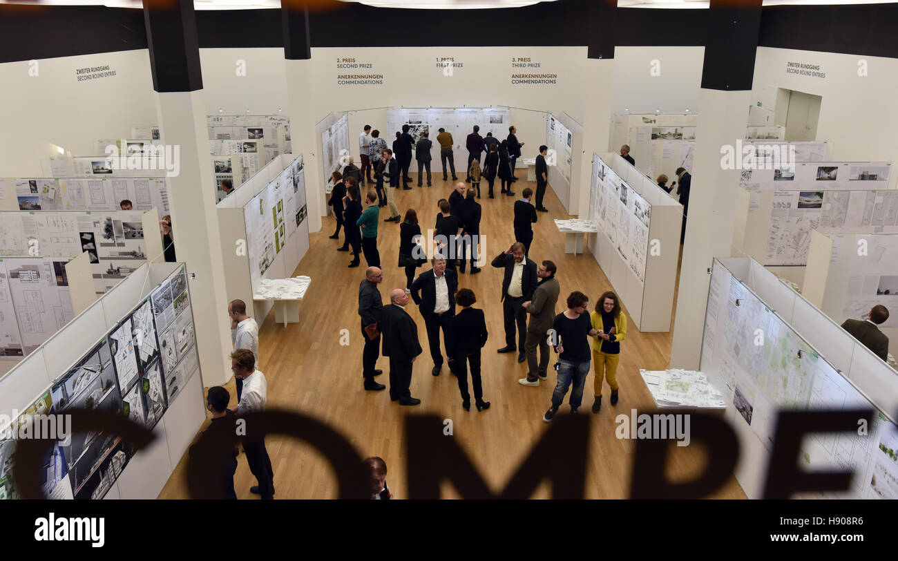 Berlino, Germania. 17 Nov, 2016. Visitatori esaminare proposte per un modernismo Museum di Berlino in corrispondenza di un apertura mostra in il Kulturforum di Berlino, Germania, 17 novembre 2016. Swiss studio di architettura Herzog & de Meuron propsed il design vincente. Foto: RALF HIRSCHBERGER/dpa/Alamy Live News Foto Stock