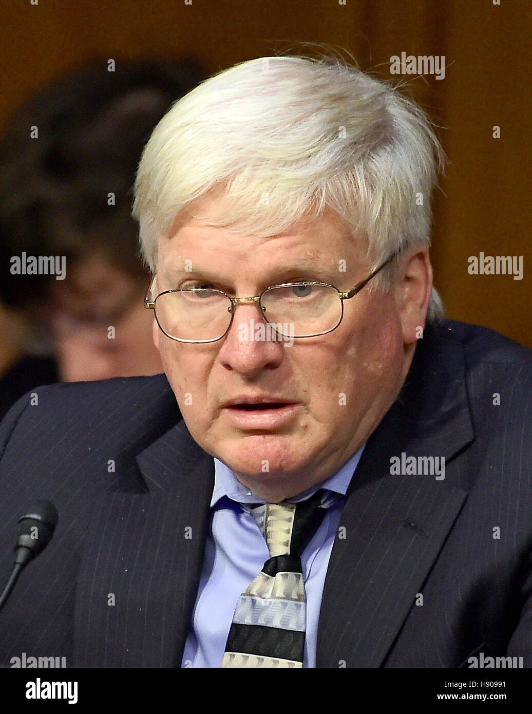 Washington DC, Stati Uniti d'America. 17 Nov, 2016. Rappresentante degli Stati Uniti Glenn Grothman (Repubblicano del Wisconsin), ascolta come Janet L. Yellen, sedia, il Consiglio dei governatori della Federal Reserve System testimonia davanti al Congresso degli Stati Uniti comitato economico misto su 'Th Foto Stock