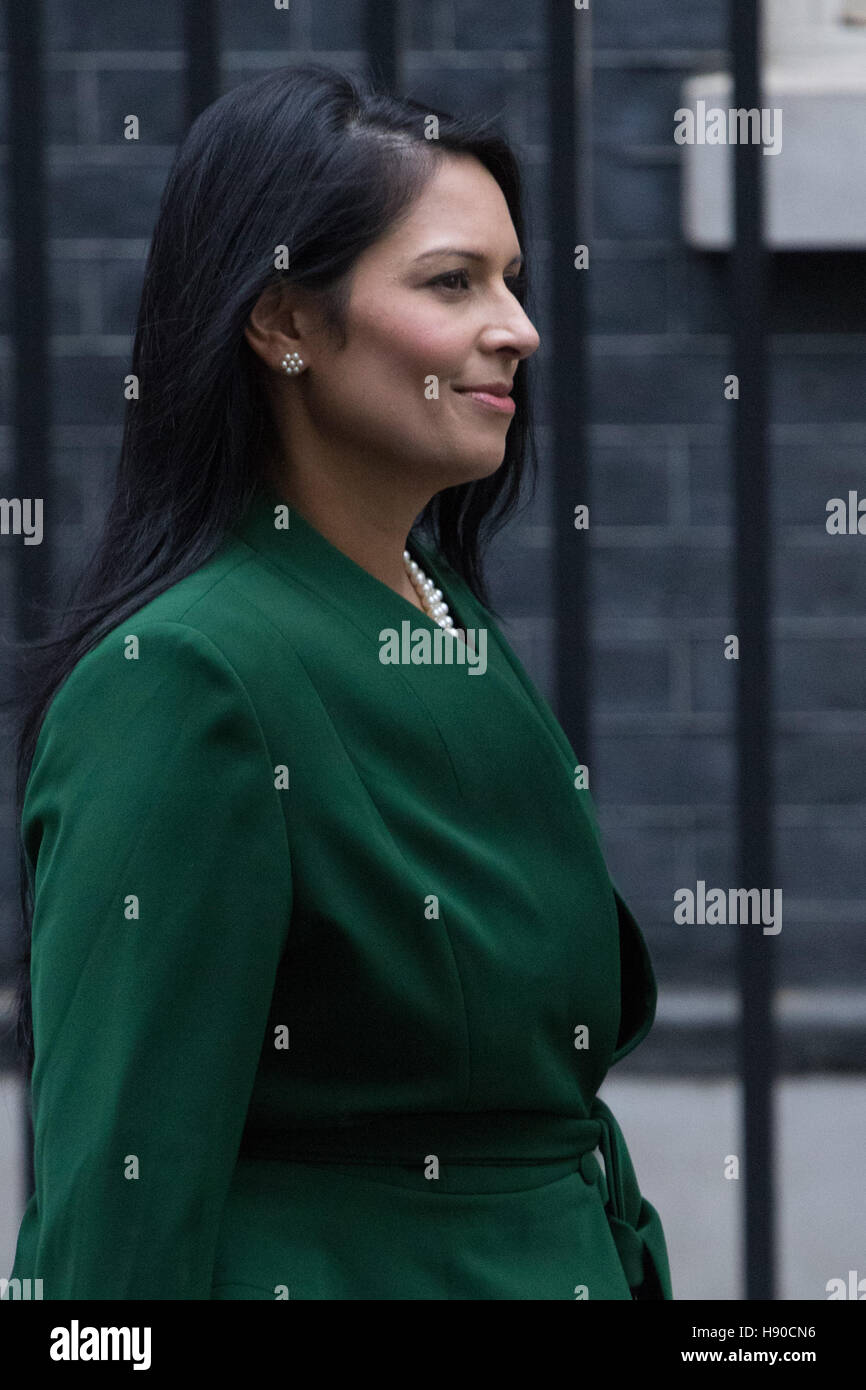 A Downing Street, Londra, 10 gennaio 2017. Lo sviluppo internazionale Segretario Priti Patel lascia il settimanale Regno Unito riunione del gabinetto al 10 di Downing Street come la nuova legislatura inizia. Credito: Paolo Davey/Alamy Live News Foto Stock