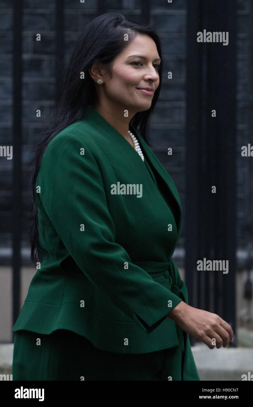 A Downing Street, Londra, 10 gennaio 2017. Lo sviluppo internazionale Segretario Priti Patel lascia il settimanale Regno Unito riunione del gabinetto al 10 di Downing Street come la nuova legislatura inizia. Credito: Paolo Davey/Alamy Live News Foto Stock