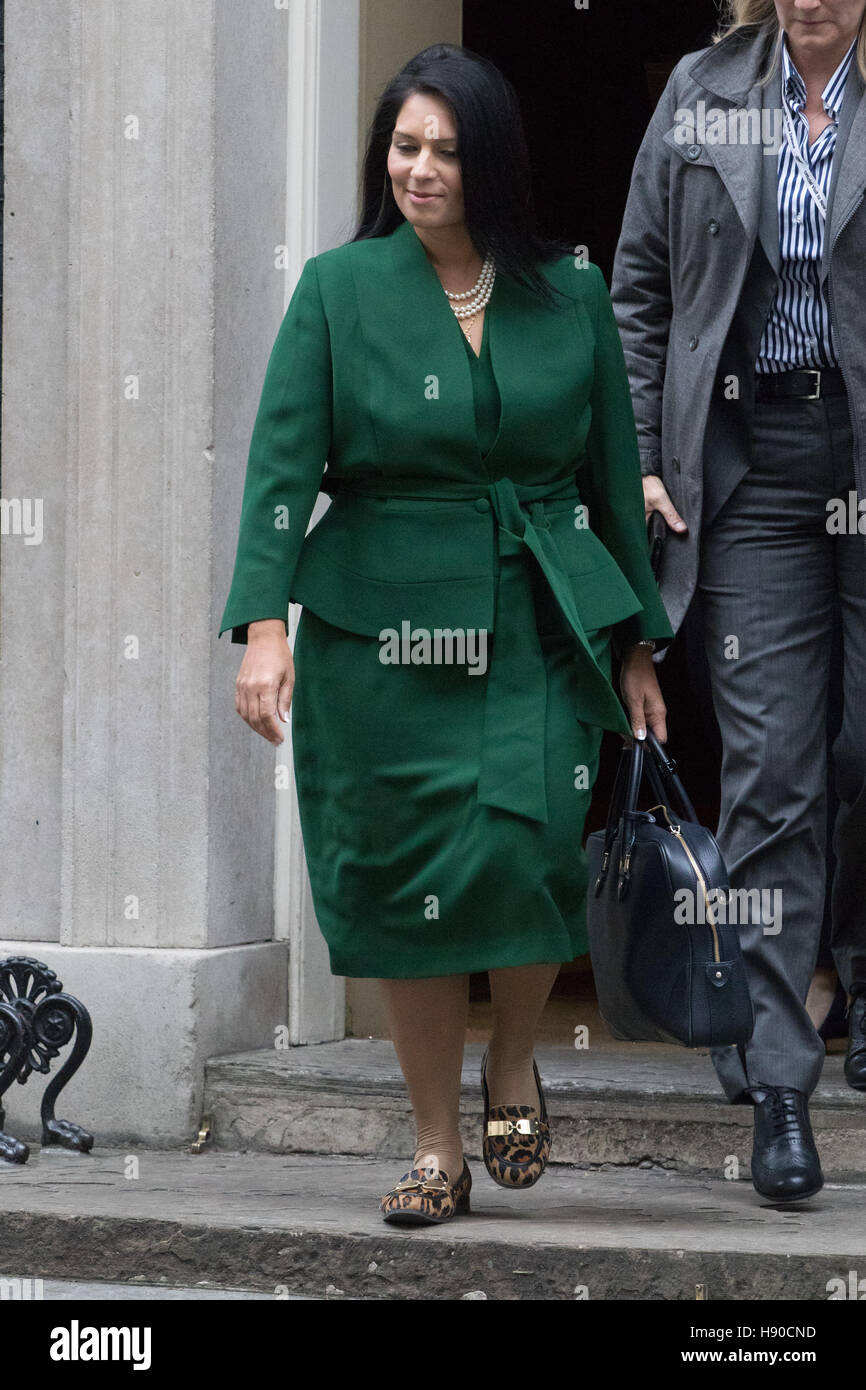 A Downing Street, Londra, 10 gennaio 2017. Lo sviluppo internazionale Segretario Priti Patel (sinistra) lascia il settimanale Regno Unito riunione del gabinetto al 10 di Downing Street come la nuova legislatura inizia. Credito: Paolo Davey/Alamy Live News Foto Stock