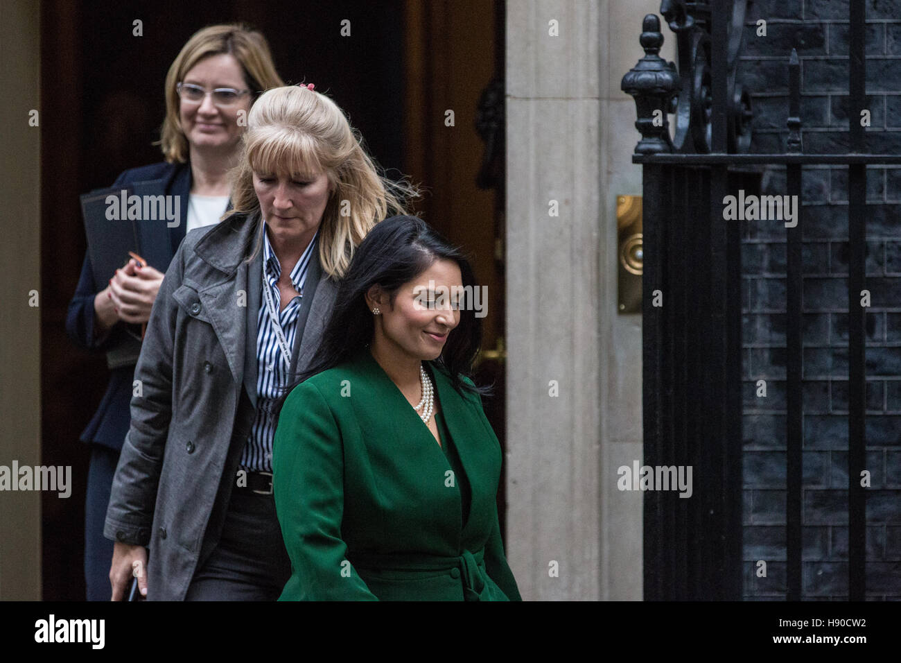 Londra, Regno Unito. Il 10 gennaio, 2017. Priti Patel MP, Segretario di Stato per lo Sviluppo Internazionale e ambra Rudd MP, Segretario di Stato per il Dipartimento Home, lasciare 10 Downing Street a seguito di una riunione del gabinetto. Credito: Mark Kerrison/Alamy Live News Foto Stock