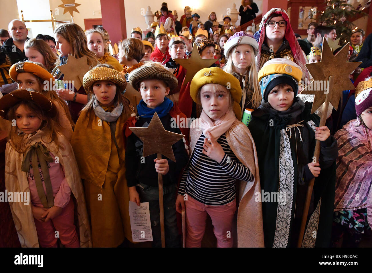 Il Land Turingia, Germania. Decimo gen, 2017. Carol cantanti in cancelleria dello stato di Erfurt nello Stato del Land Turingia, Germania, 10 gennaio 2017. Carol cantanti provenienti da in tutto lo stato sono stati accolti in cancelleria dal premier dello stato Bob Ramelow (parte sinistra). I cantanti sono arrivati vestiti come i re di Oriente e ha elargito il tradizionale 'Christus mansionem benedicat" ("Cristo benedica questa casa') consacrazione. I cantanti sono la raccolta di fondi per la regione del Kenya di Turkana. Foto: Martin Schutt/dpa-Zentralbild/dpa/Alamy Live News Foto Stock