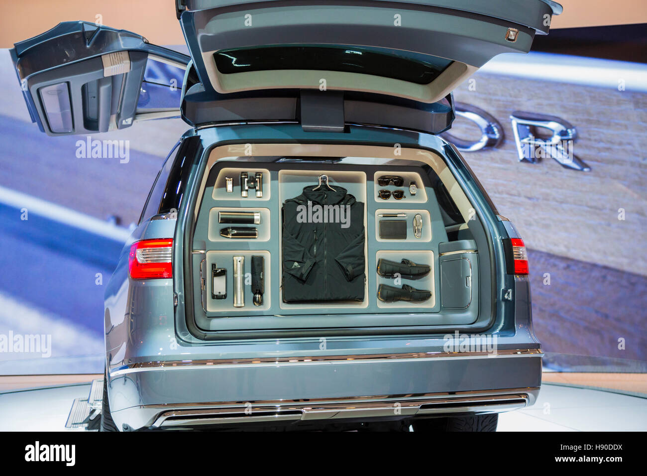 Detroit, STATI UNITI D'AMERICA. 9 Gen, 2017. Il Lincoln Navigator concept car sul display al North American International Auto Show. © Jim West/Alamy Live News Foto Stock