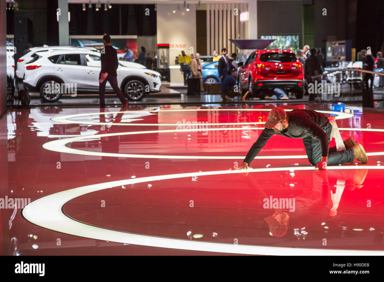 Detroit, STATI UNITI D'AMERICA. 9 Gen, 2017. Un lavoratore leviganti per pavimento prima di una conferenza stampa presso il display Kia al North American International Auto Show. © Jim West/Alamy Live News Foto Stock