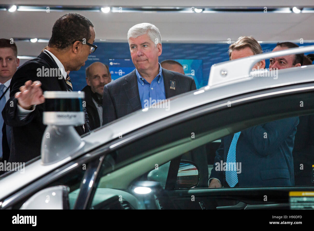 Detroit, STATI UNITI D'AMERICA. 9 Gen, 2017. Il dottor Ken Washington (sinistra), Ford vice presidente per le attività di ricerca e di advanced engineering, mostra una Ford Fusion veicolo autonomo per Michigan governatore Rick Snyder durante il North American International Auto Show. © Jim West/Alamy Live News Foto Stock