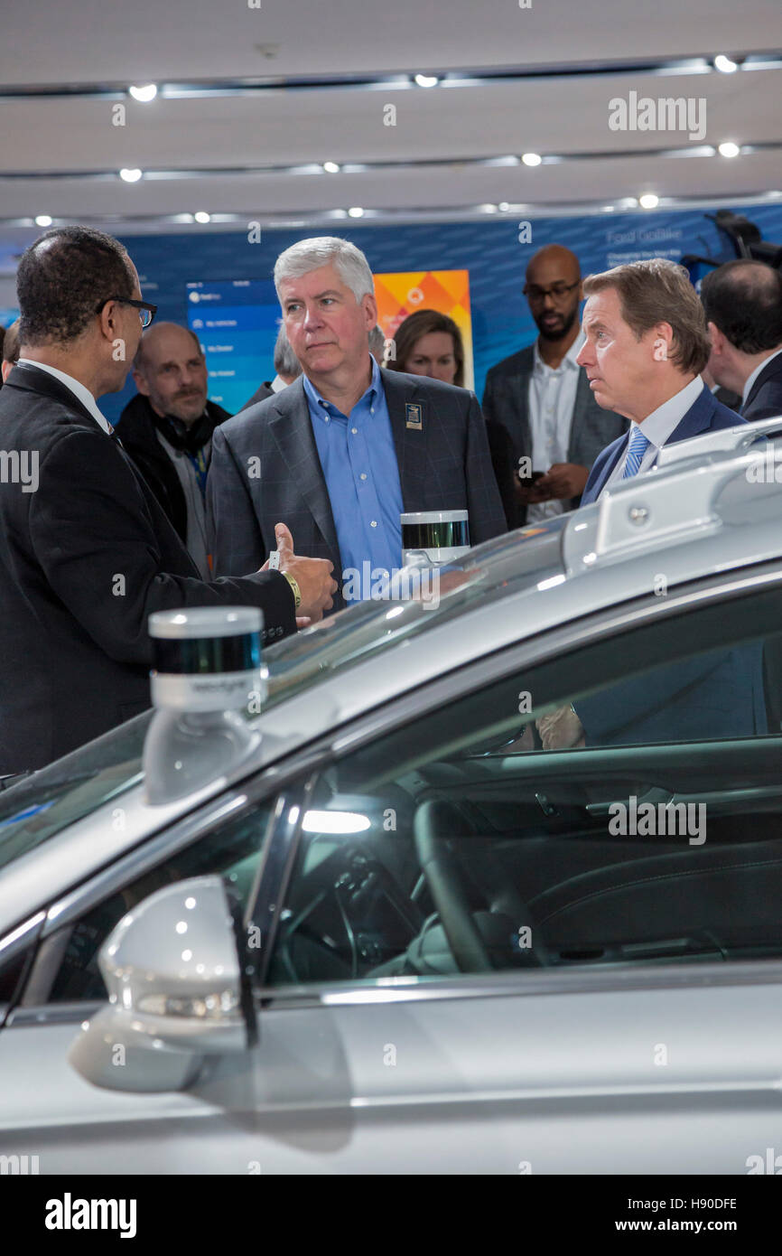 Detroit, STATI UNITI D'AMERICA. 9 Gen, 2017. Il dottor Ken Washington (sinistra), Ford vice presidente per le attività di ricerca e di advanced engineering, mostra una Ford Fusion veicolo autonomo per Michigan governatore Rick Snyder durante il North American International Auto Show. A destra è la Ford presidente esecutivo Bill Ford. © Jim West/Alamy Live News Foto Stock