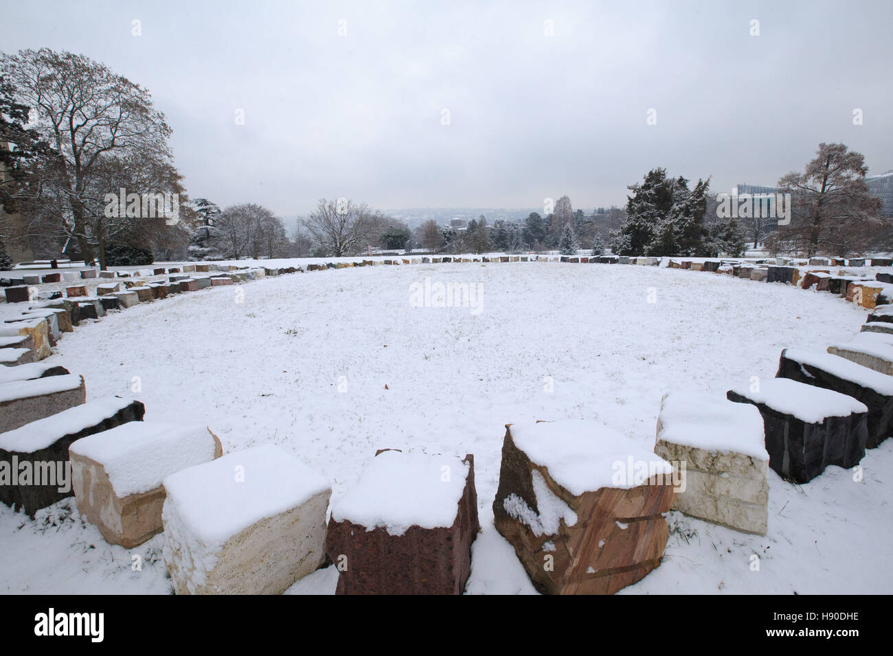 Ginevra. Decimo gen, 2017. Foto scattata a gennaio 10, 2017 mostra statue coperte di neve nell'Ufficio delle Nazioni Unite a Ginevra, Svizzera. Un ondata di freddo mantenuto spazzare il continente Europeo con temperature di congelamento e di pesanti nevicate di recente, che hanno causato diverse morti. © Xu Jinquan/Xinhua/Alamy Live News Foto Stock