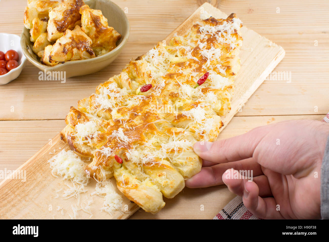 Pane appena sfornato Anno Nuovo Puff Pastry chaped come un albero di Natale Foto Stock