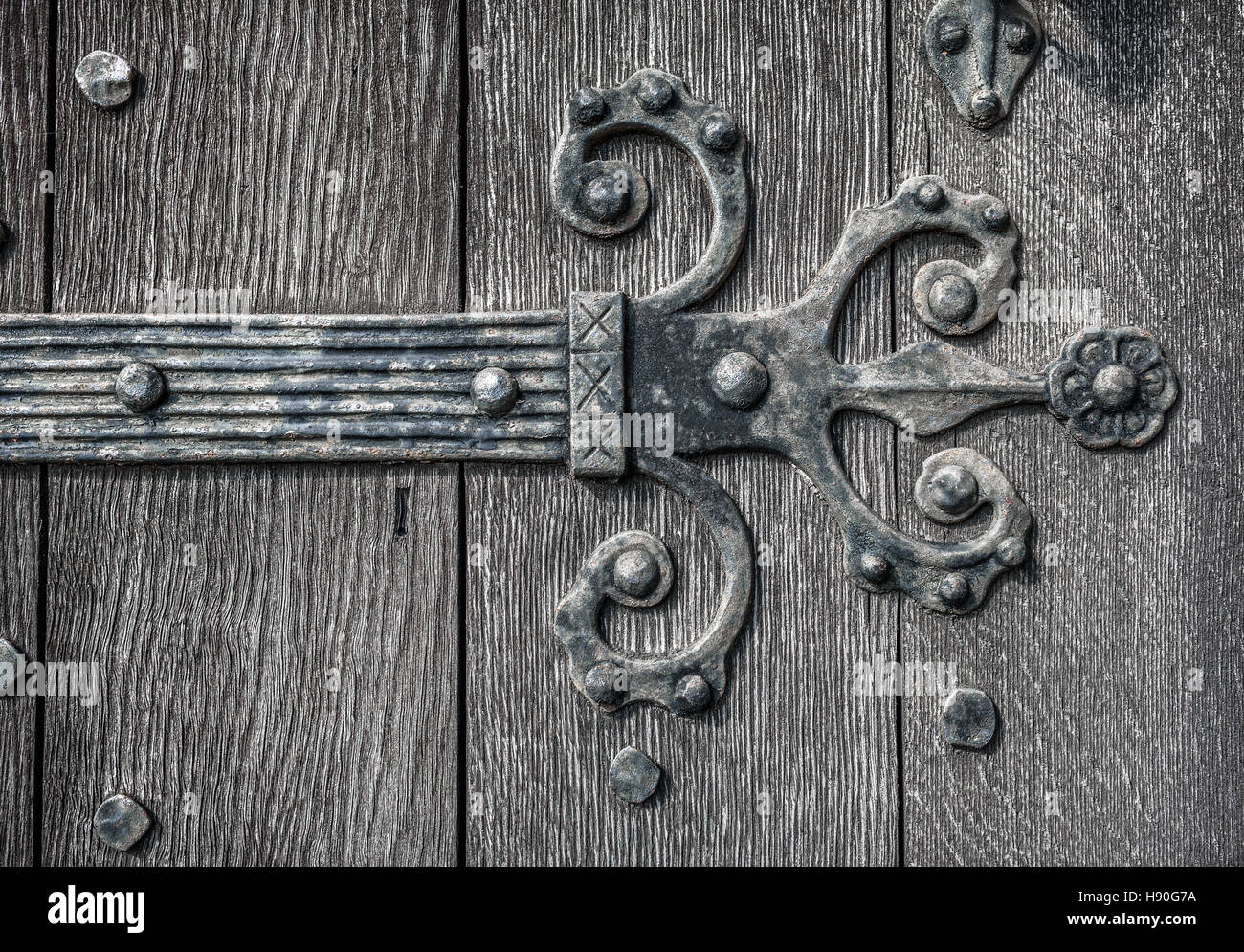 Ornate ed alterò la chiesa medievale della cerniera della porta di pattern. Foto Stock