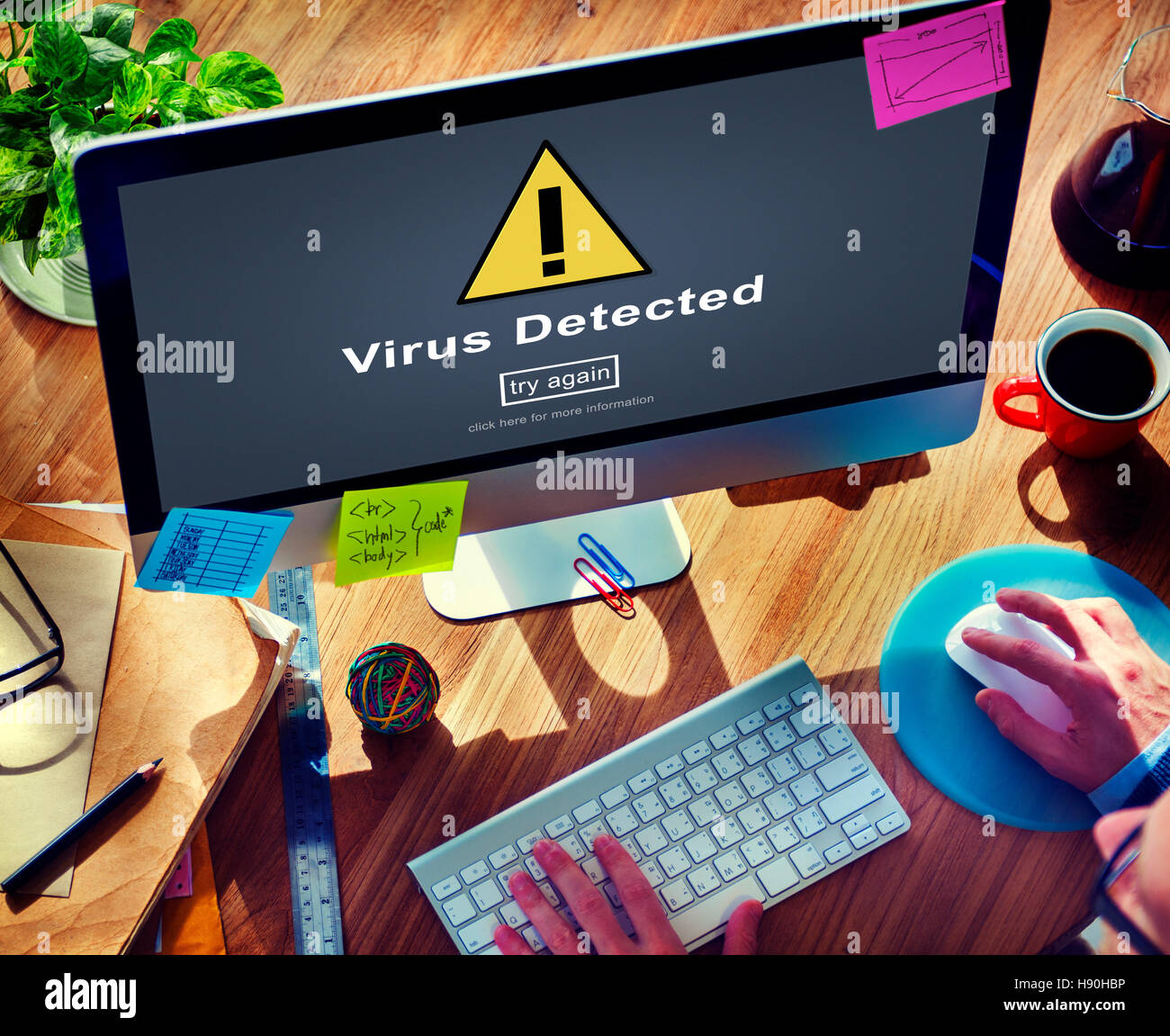 Virus rilevato avviso pirateria Hacking rischio Concetto di protezione Foto Stock