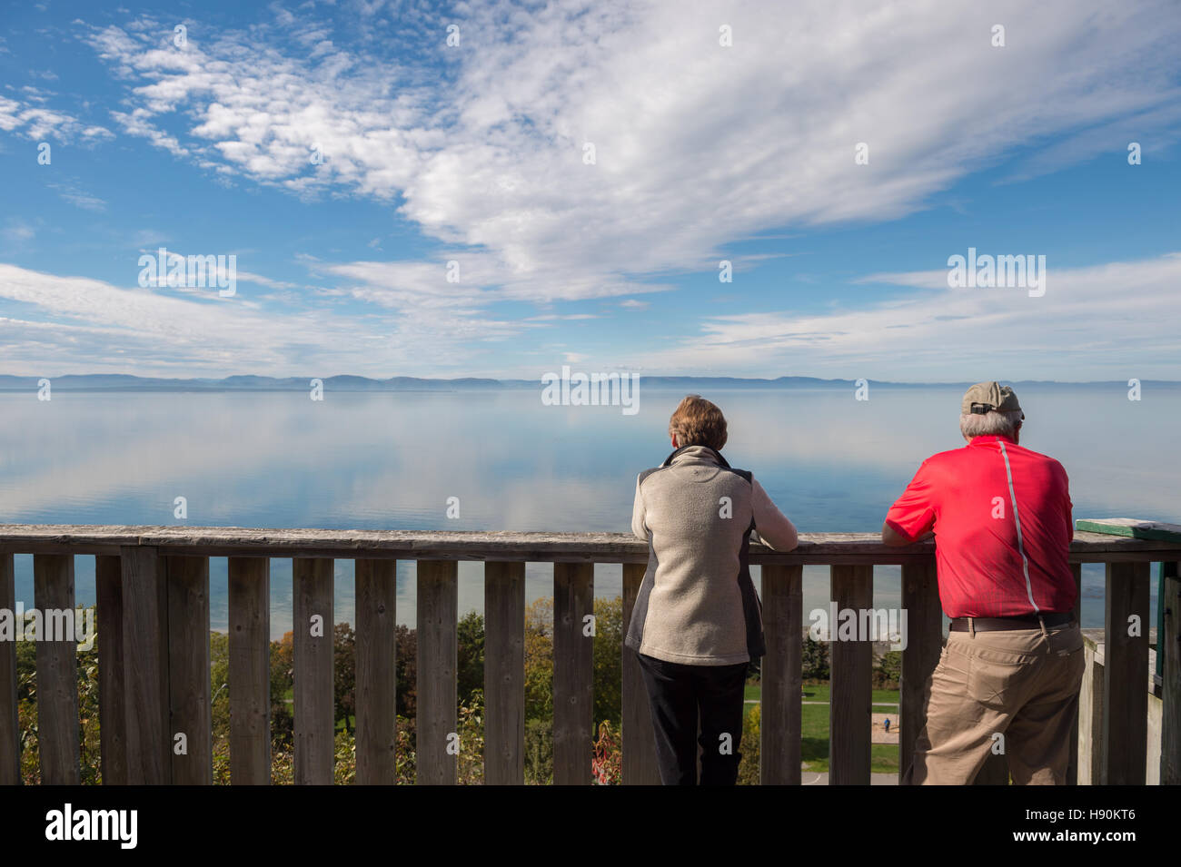 Gli anziani guardando il fiume St-Laurent Trois-Pistoles vicino a Quebec, Canada Foto Stock