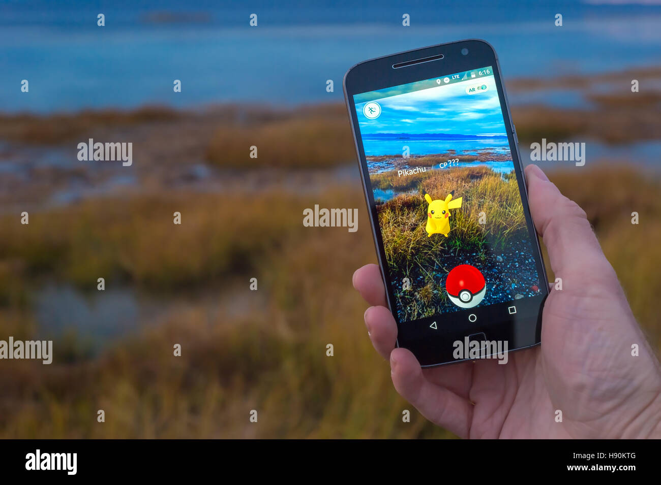 Kamouraska, CA - Novembre 17, 2016: primo piano di un uomo Gioca Pokemon vai su uno smart phone. Foto Stock