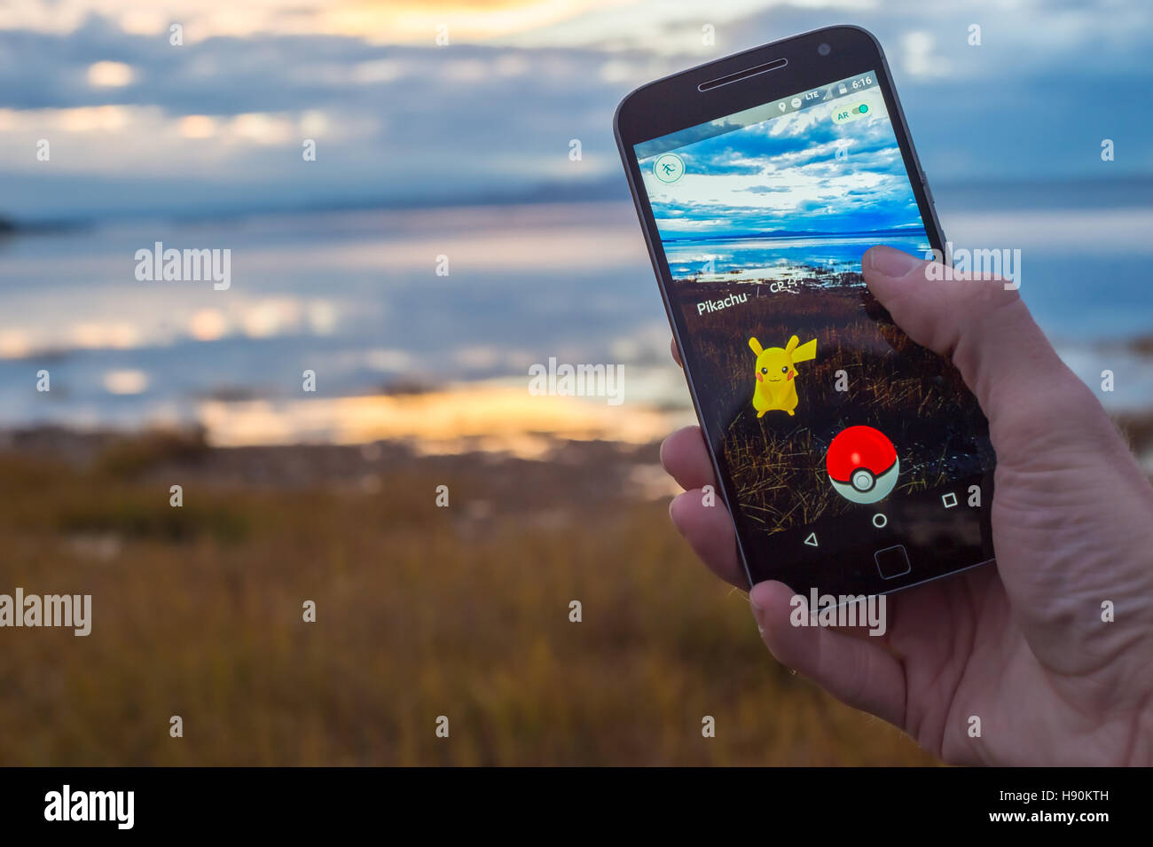Kamouraska, CA - Novembre 17, 2016: primo piano di un uomo Gioca Pokemon vai su uno smart phone. Foto Stock