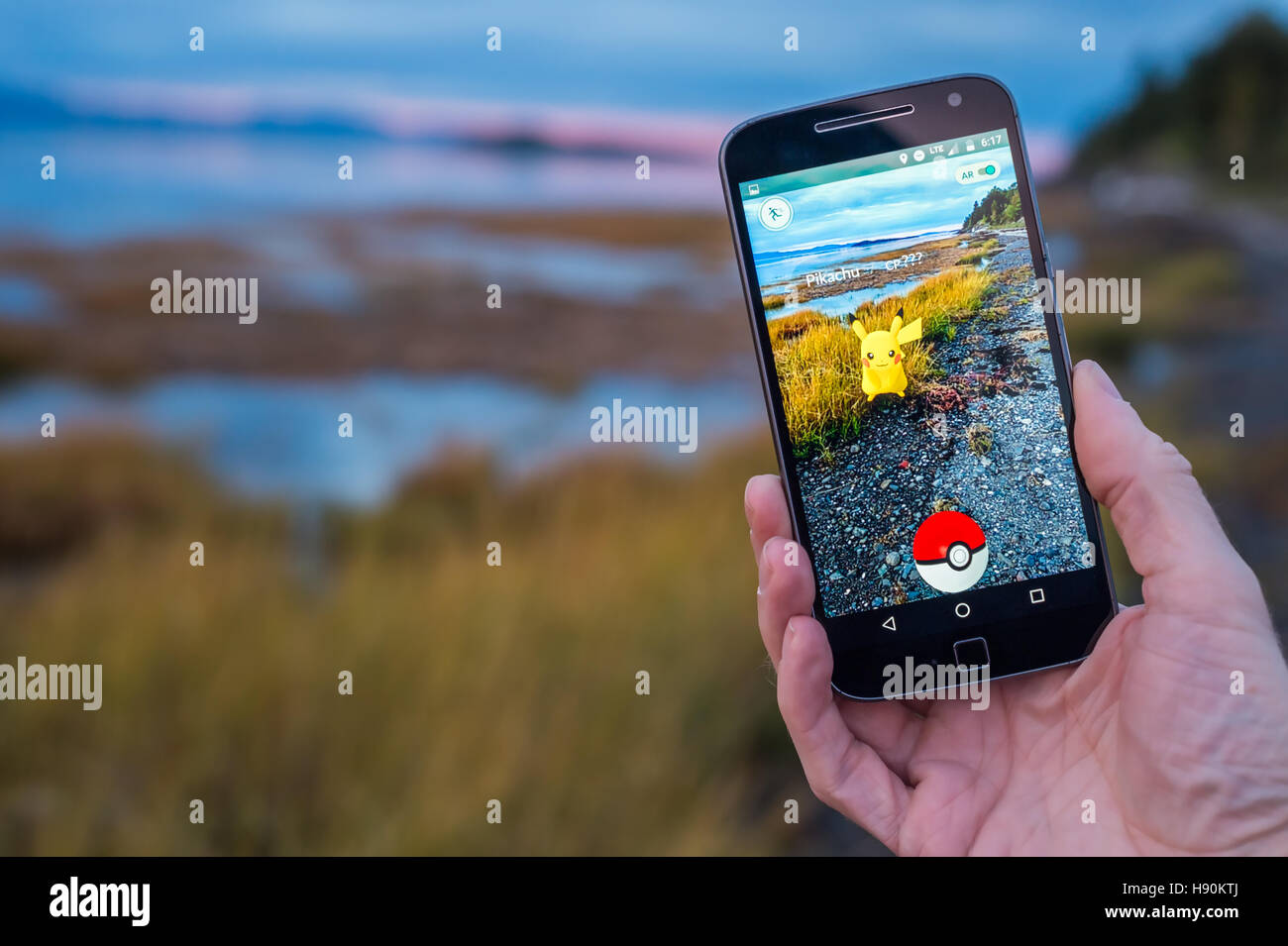 Kamouraska, CA - Novembre 17, 2016: primo piano di un uomo Gioca Pokemon vai su uno smart phone. Foto Stock