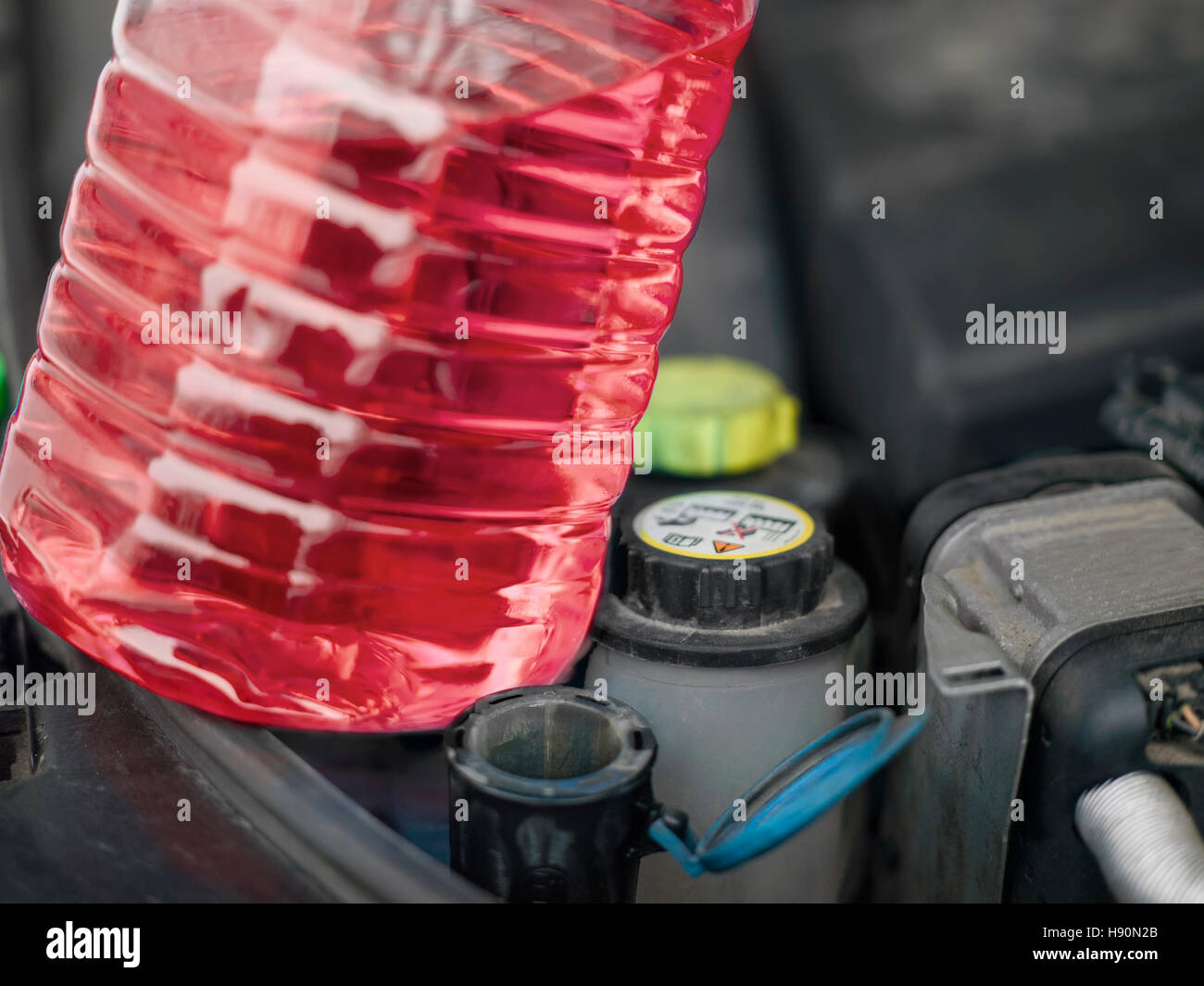 Il liquido di raffreddamento del motore e un'auto il cofano aperto, la profondità di campo di una shot filtrato Foto Stock