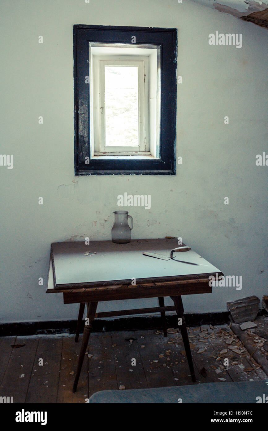 Gli interni di Lisbona dove il tempo è sospeso.Windows. Dipartimento abbandonati, il corso del tempo. Lisbona, Portogallo. Foto Stock