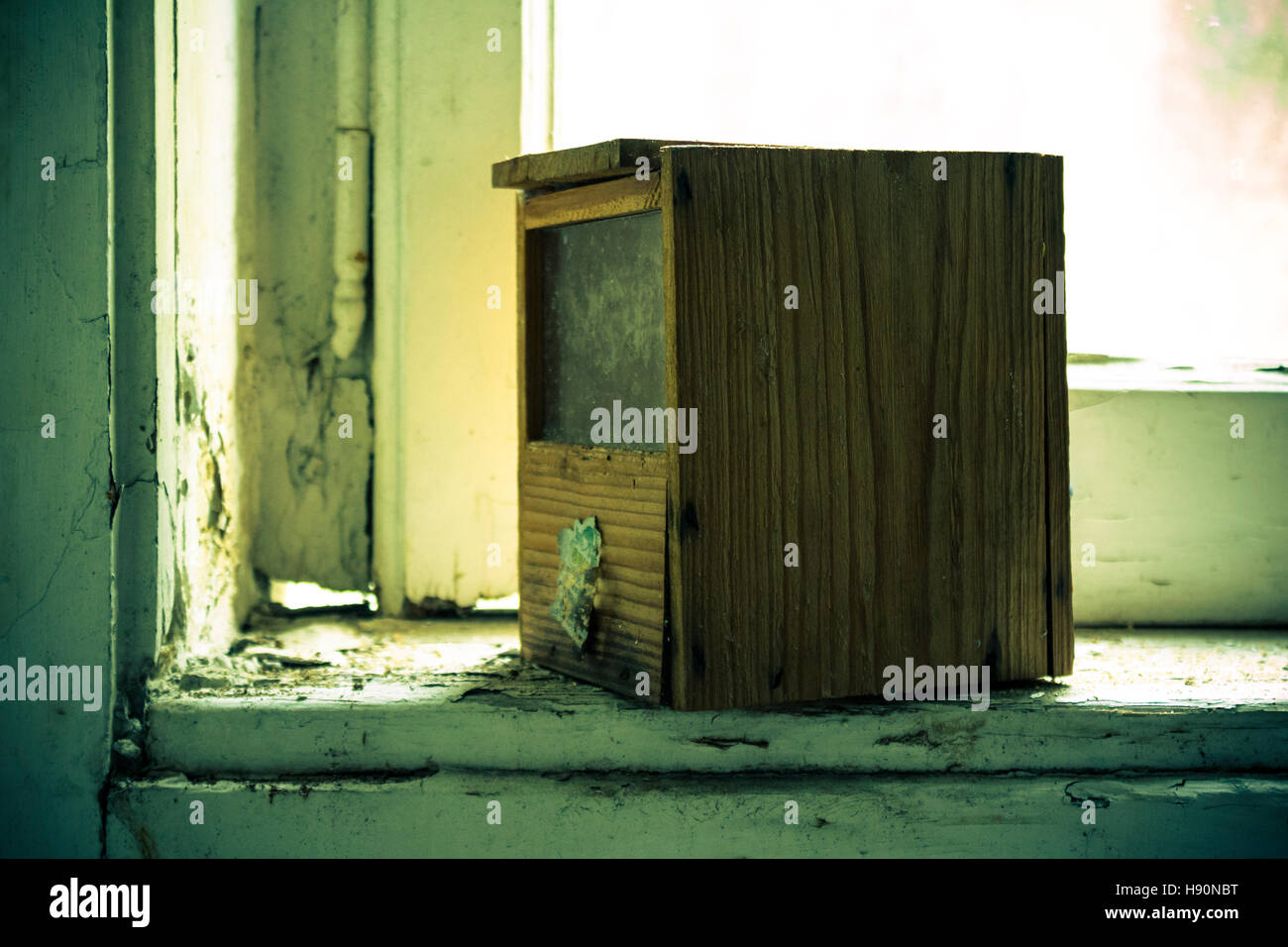 Strana scatola di legno a appartamento abbandonati, il corso del tempo. Lisbona, Portogallo. Foto Stock