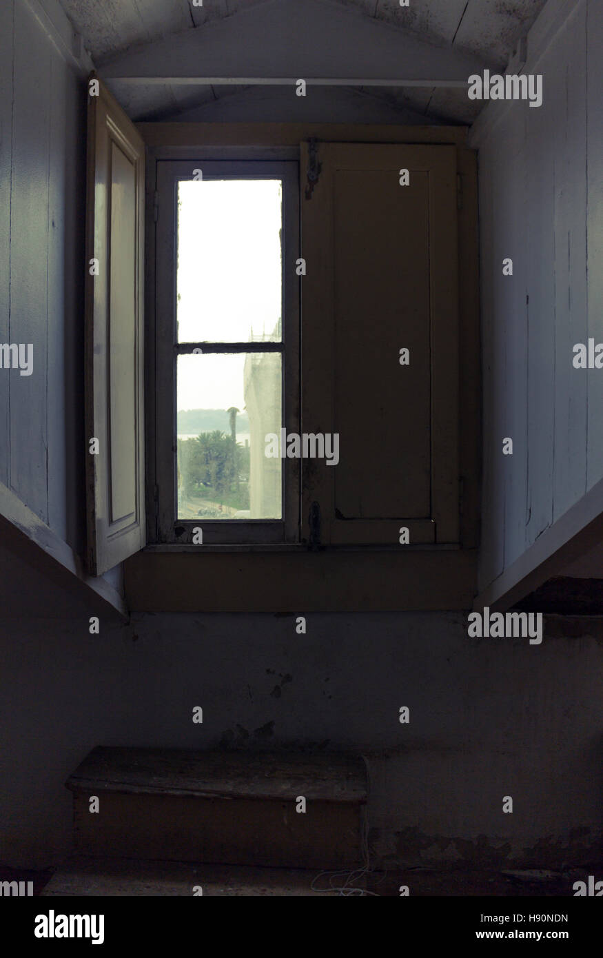Gli interni di Lisbona dove il tempo è sospeso.Windows. Dipartimento abbandonati, il corso del tempo. Lisbona, Portogallo. Foto Stock
