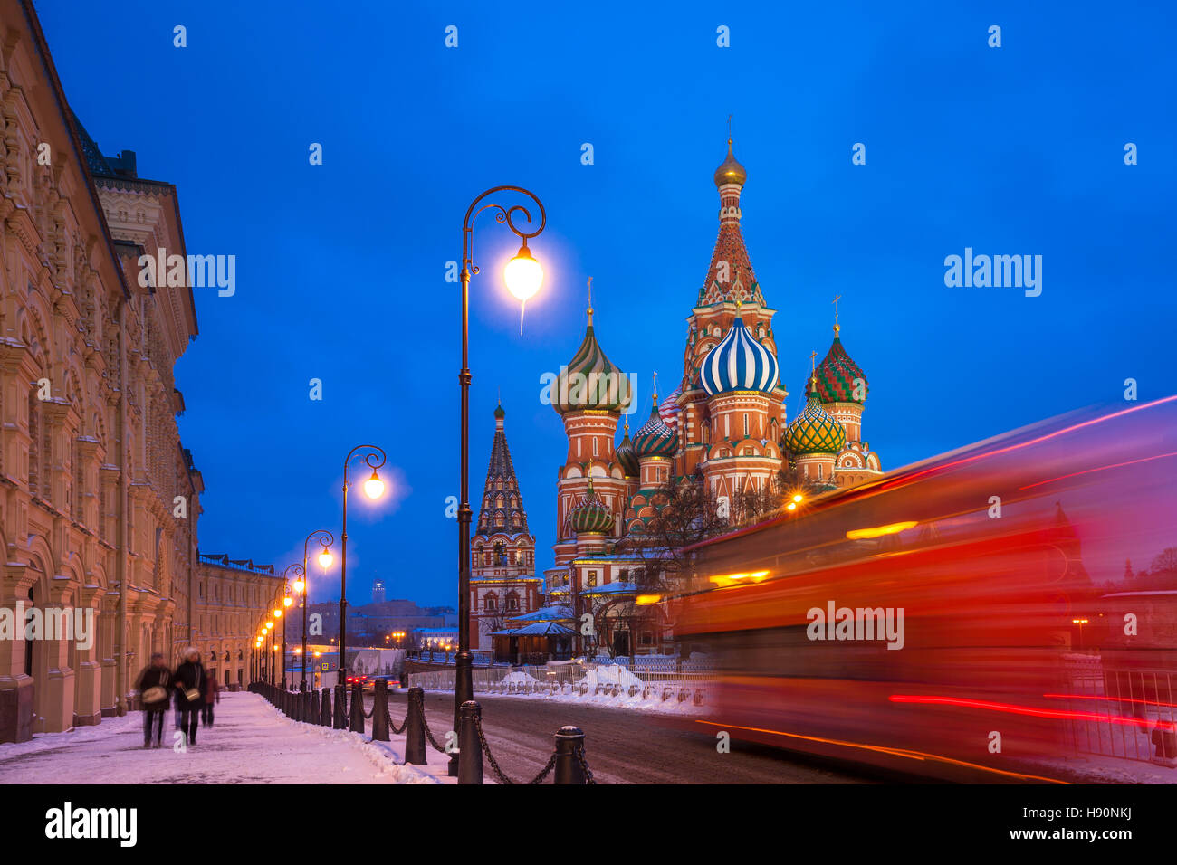 Red bus turistico passando da San basilici Cattedrale al tramonto, Piazza Rossa di Mosca, Russia Foto Stock