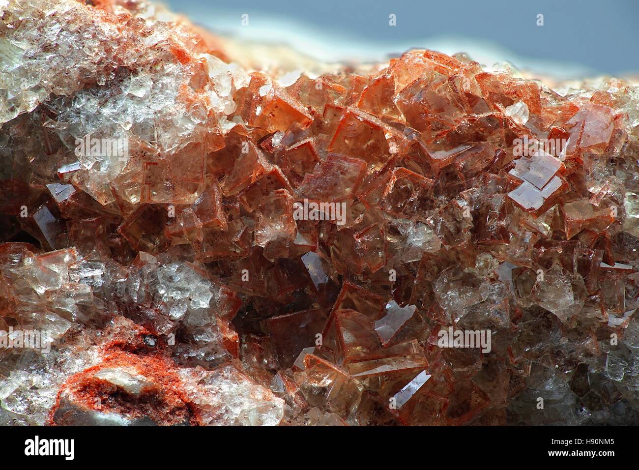 Rosso rari cristalli di Fluorite Foto stock - Alamy