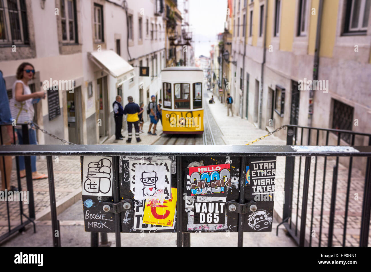 La ripida e caratteristica via ferrata della città. Lisbona, Portogallo Foto Stock