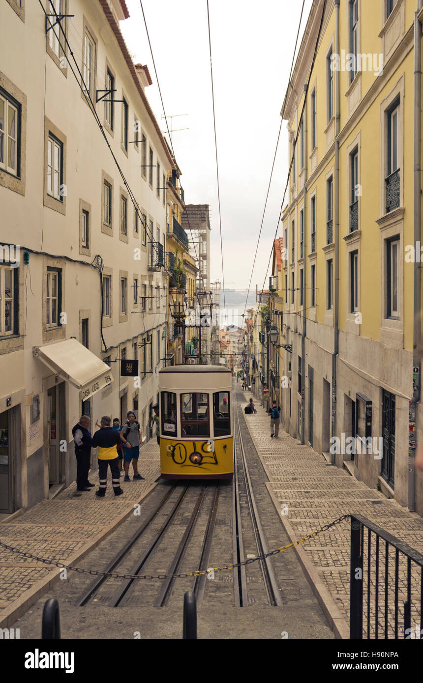 La ripida e caratteristica via ferrata della città. Lisbona, Portogallo Foto Stock