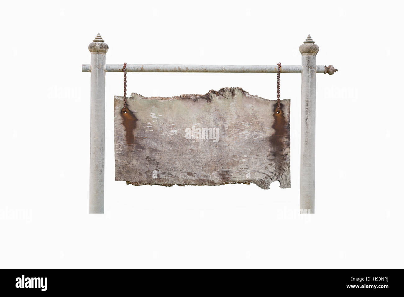 Età compresa tra pannello di legno con uno spazio vuoto appesi sulla barra bianca e poli dalla vecchia catena isolati su sfondo bianco. Foto Stock