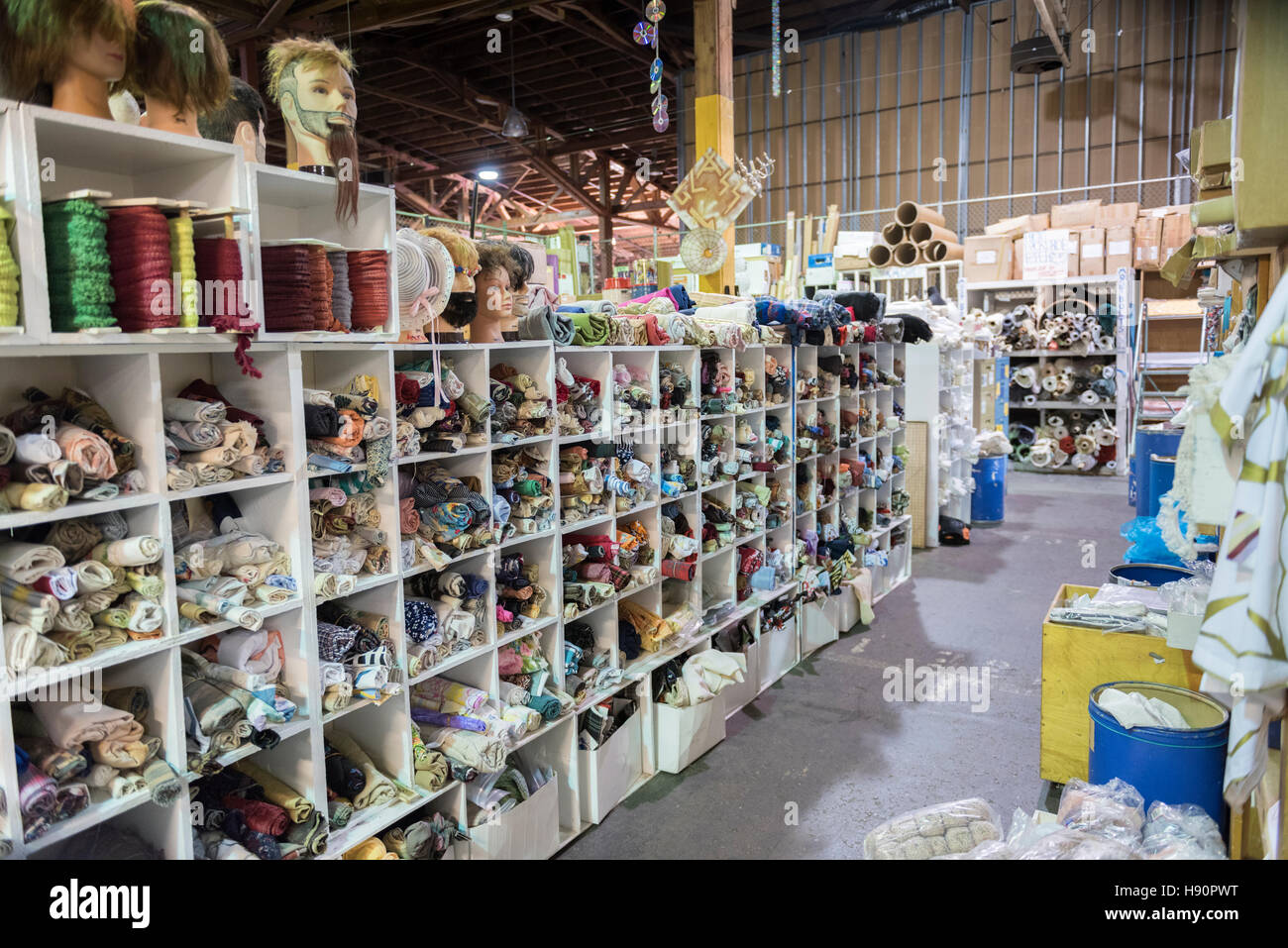 Vista interna di rottami, un creative re-cycling magazzino pubblico per materiali utili per il riutilizzo in San Francisco, California, Stati Uniti d'America. Foto Stock