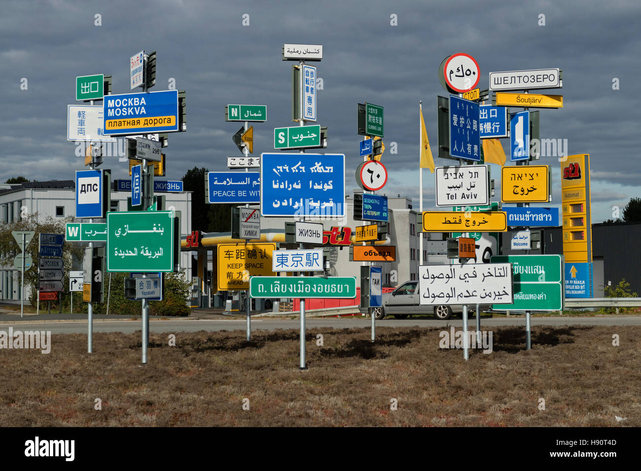 Segni in diverse lingue su una piazza di traffico in Almhult, Svezia e Scandinavia Foto Stock