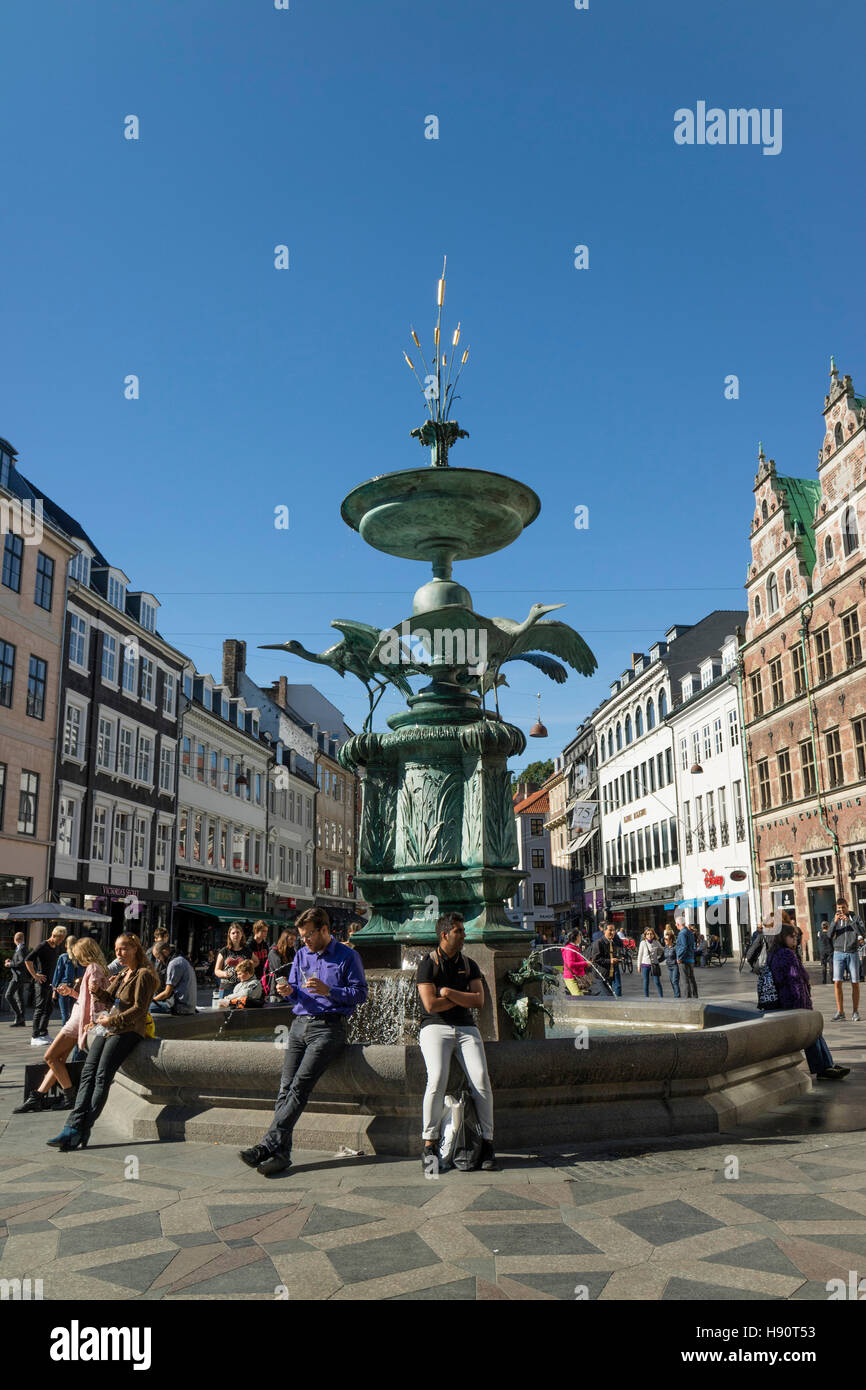 Le persone sono seduti sulla piazza Amagertorv e Stork Fontana in Copenhagen, Danimarca Foto Stock