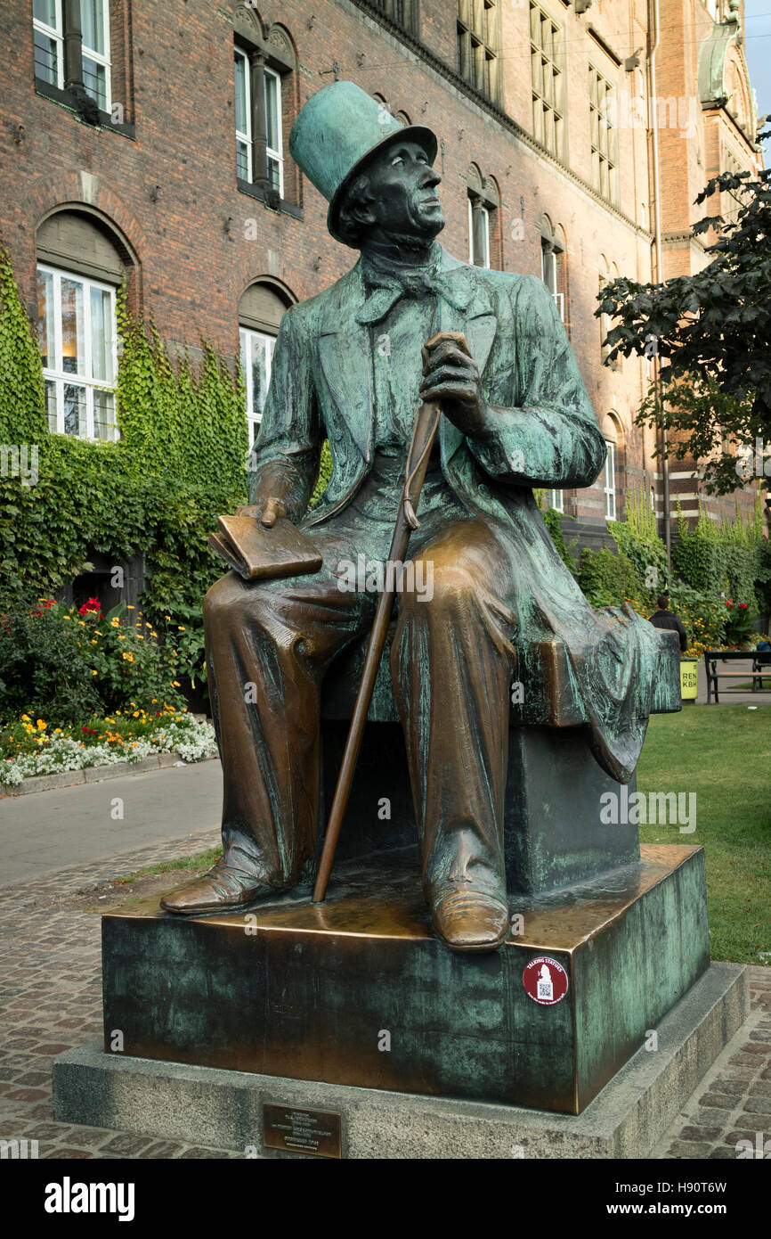 Statua di bronzo di Hans Christian Andersen in Copenhagen DANIMARCA Foto Stock