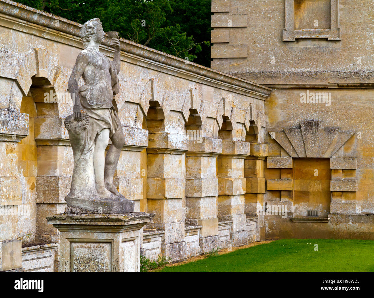 Statua e muro di pietra a Grimsthorpe Castle in Lincolnshire England Regno Unito home del De Eresby famiglia dal 1516 Foto Stock