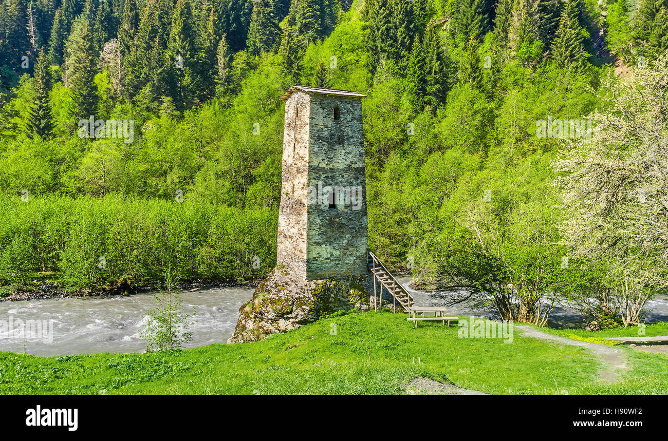 Il medievale Svan amore torre sul fiume Enguri, circondato da una lussureggiante foresta, Kala village, Samegrelo-Zemo Svaneti, Georgia. Foto Stock