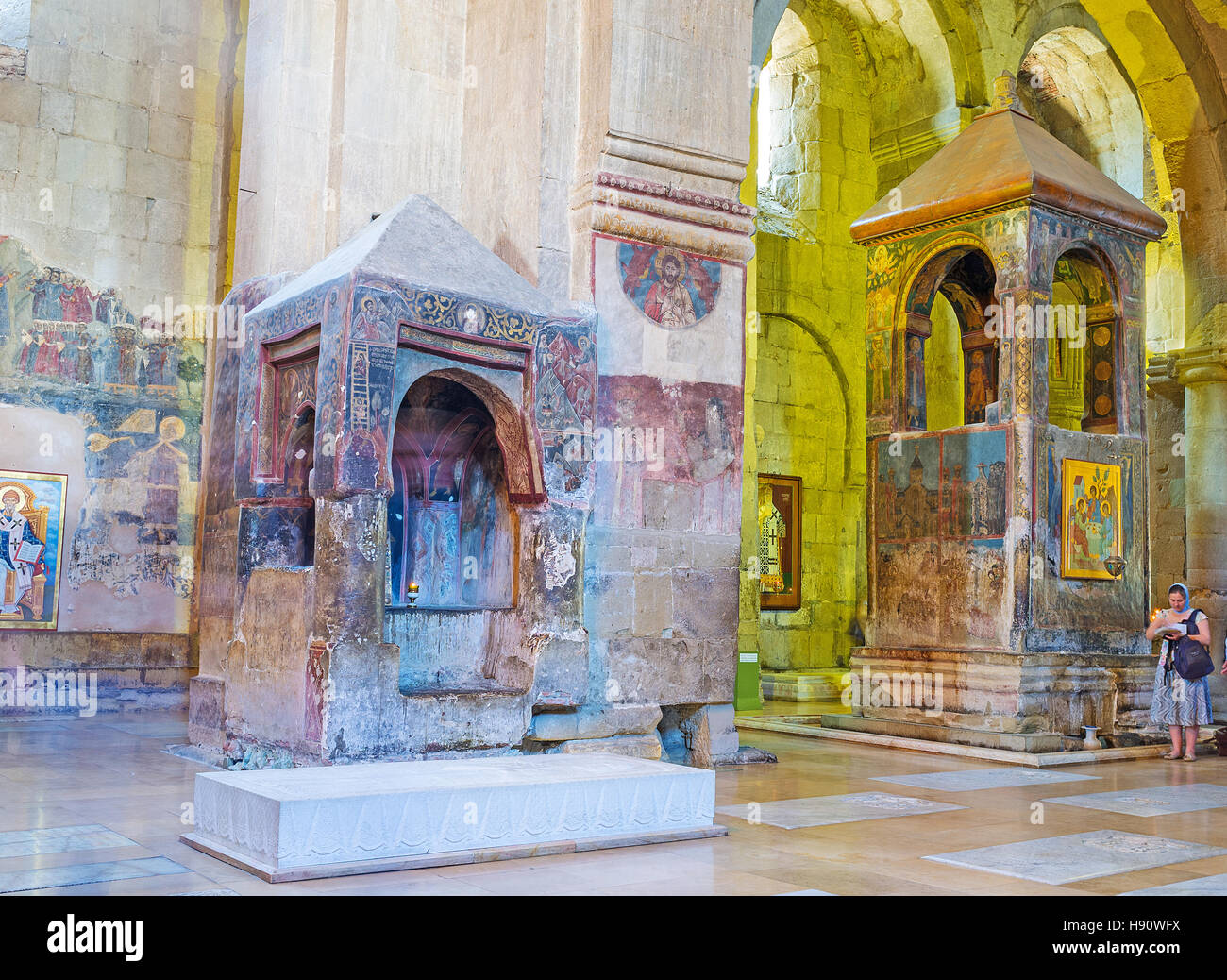 La pietra medievali interno della Cattedrale di Svetitskhoveli, con le pietre di sepoltura sul pavimento e dipinto di monumenti Foto Stock