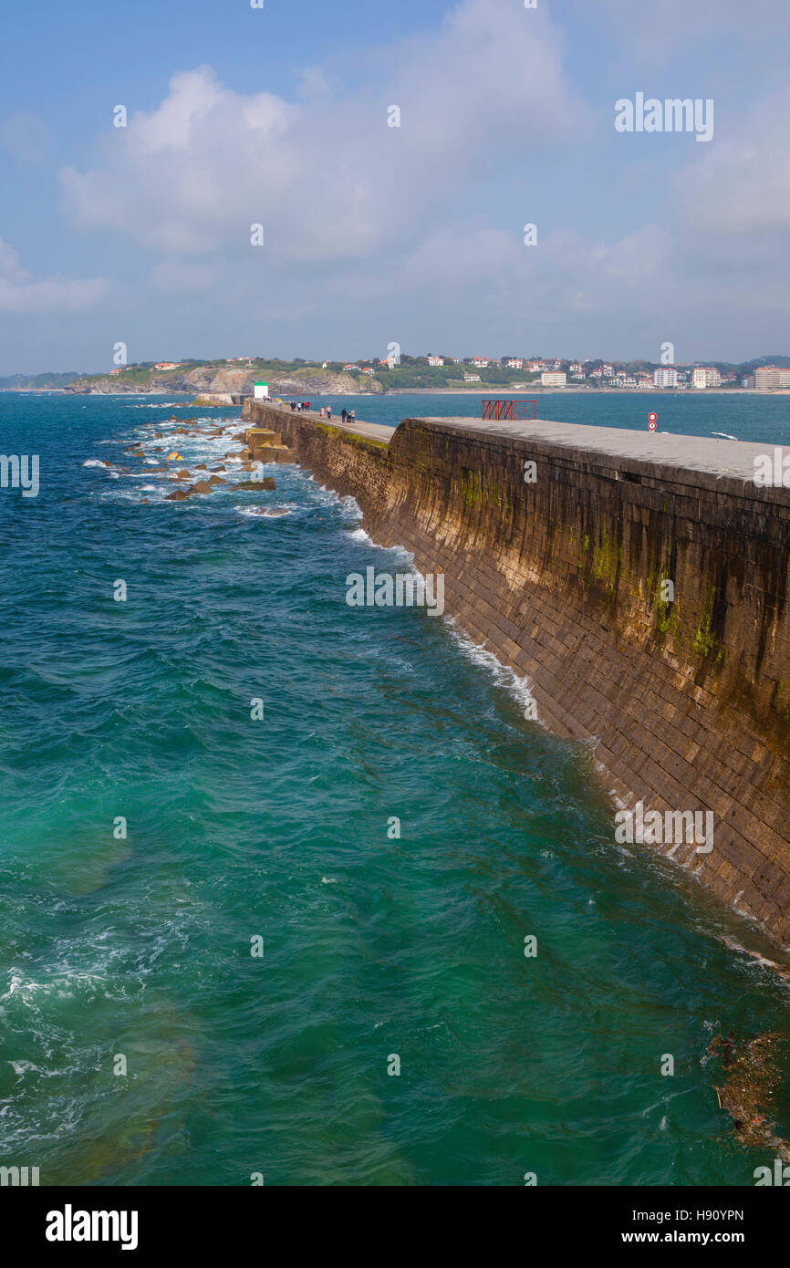 Parete di mare o la digue presso il porto di Saint-Jean-de-Luz, Paese Basco, Francia Foto Stock