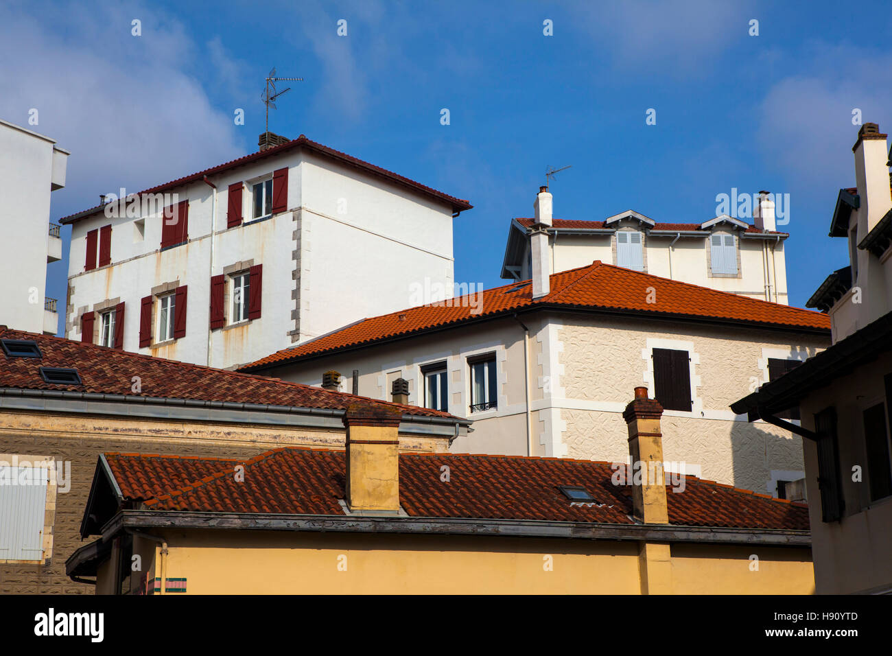 Tipiche case con tetti rossi vicino alla Plage de Port Vieux, Biarritz, Paese Basco, Francia Foto Stock