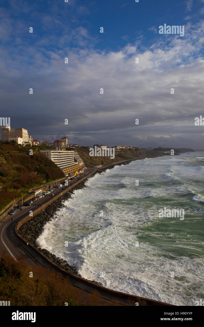 Atlantic Waves ancorare il resort città di Biarritz, nella regione basca di Francia, Marzo 2013 Foto Stock