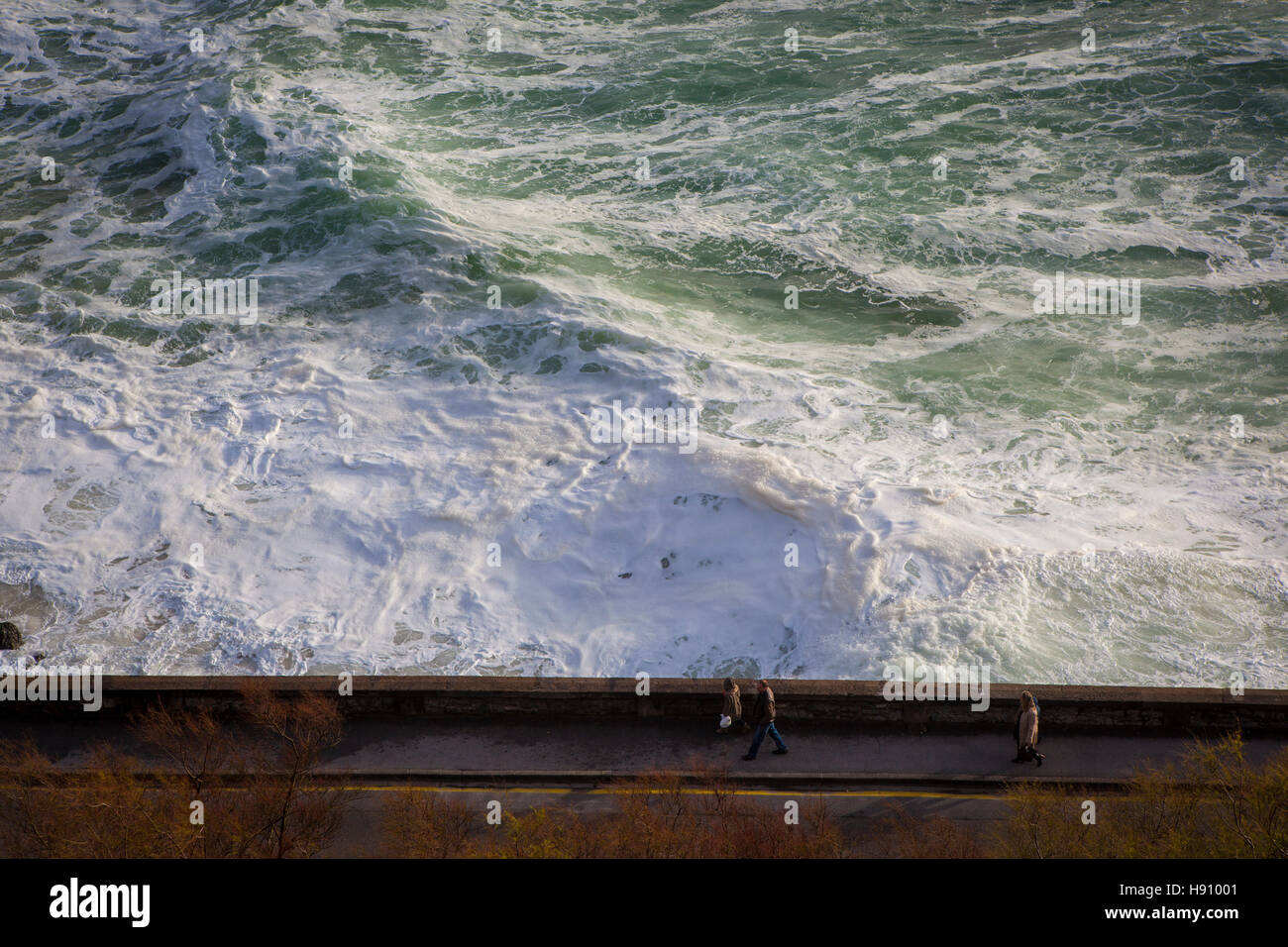 Atlantic Waves lash Boulevard de Prince de Galles nella cittadina di Biarritz, nella regione basca di Francia, Marzo 2013 Foto Stock