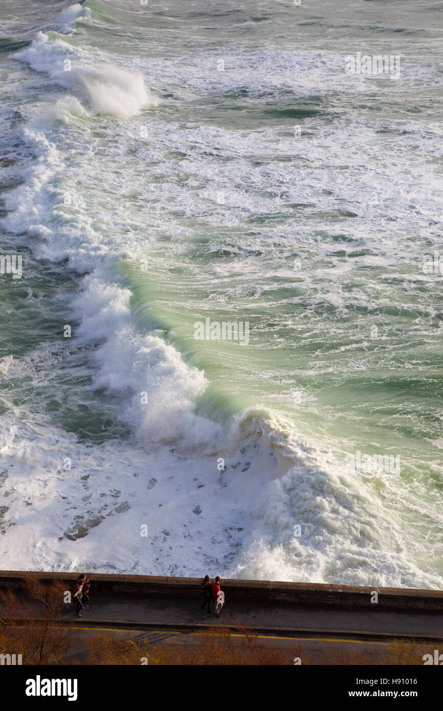 Atlantic Waves lash Boulevard de Prince de Galles nella cittadina di Biarritz, nella regione basca di Francia, Marzo 2013 Foto Stock