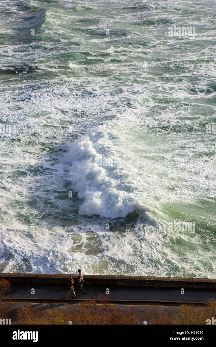 Atlantic Waves lash Boulevard de Prince de Galles nella cittadina di Biarritz, nella regione basca di Francia, Marzo 2013 Foto Stock