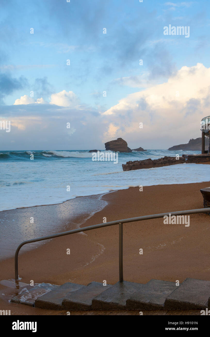 Atlantic Waves ancorare il resort città di Biarritz, nella regione basca di Francia, Marzo 2013 Foto Stock