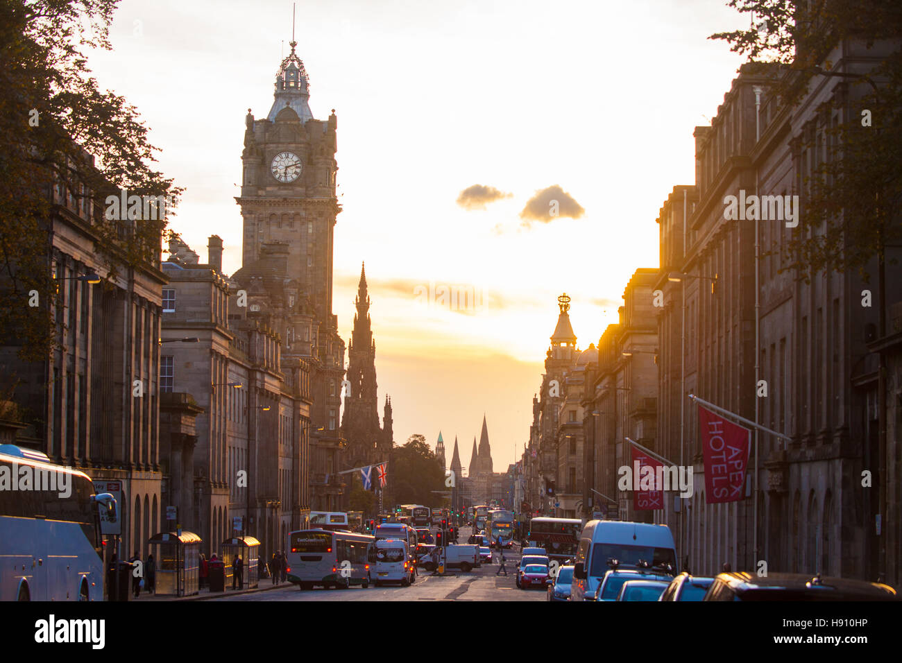 Guardando ad ovest verso Princes Street Edinburgh in Scozia. Foto Stock
