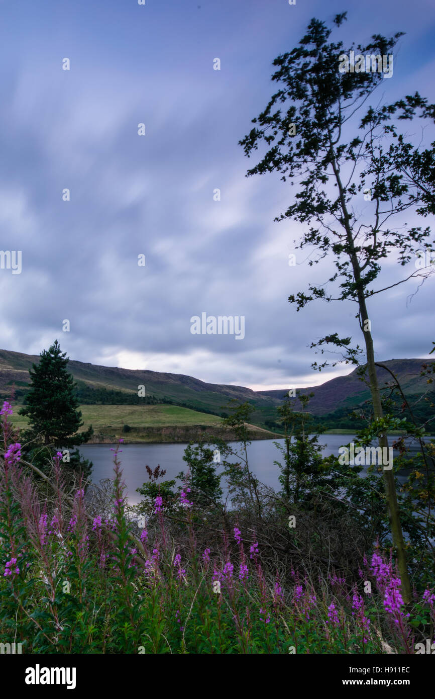 Serbatoio dovestone tramonto paesaggio saddleworth lunga esposizione riflessioni acqua nuvole del cielo Foto Stock