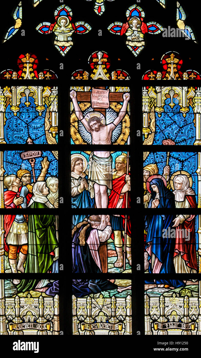Vetrata raffigurante Gesù sulla croce il Venerdì Santo nella Chiesa di Alsemberg, Belgio. Foto Stock