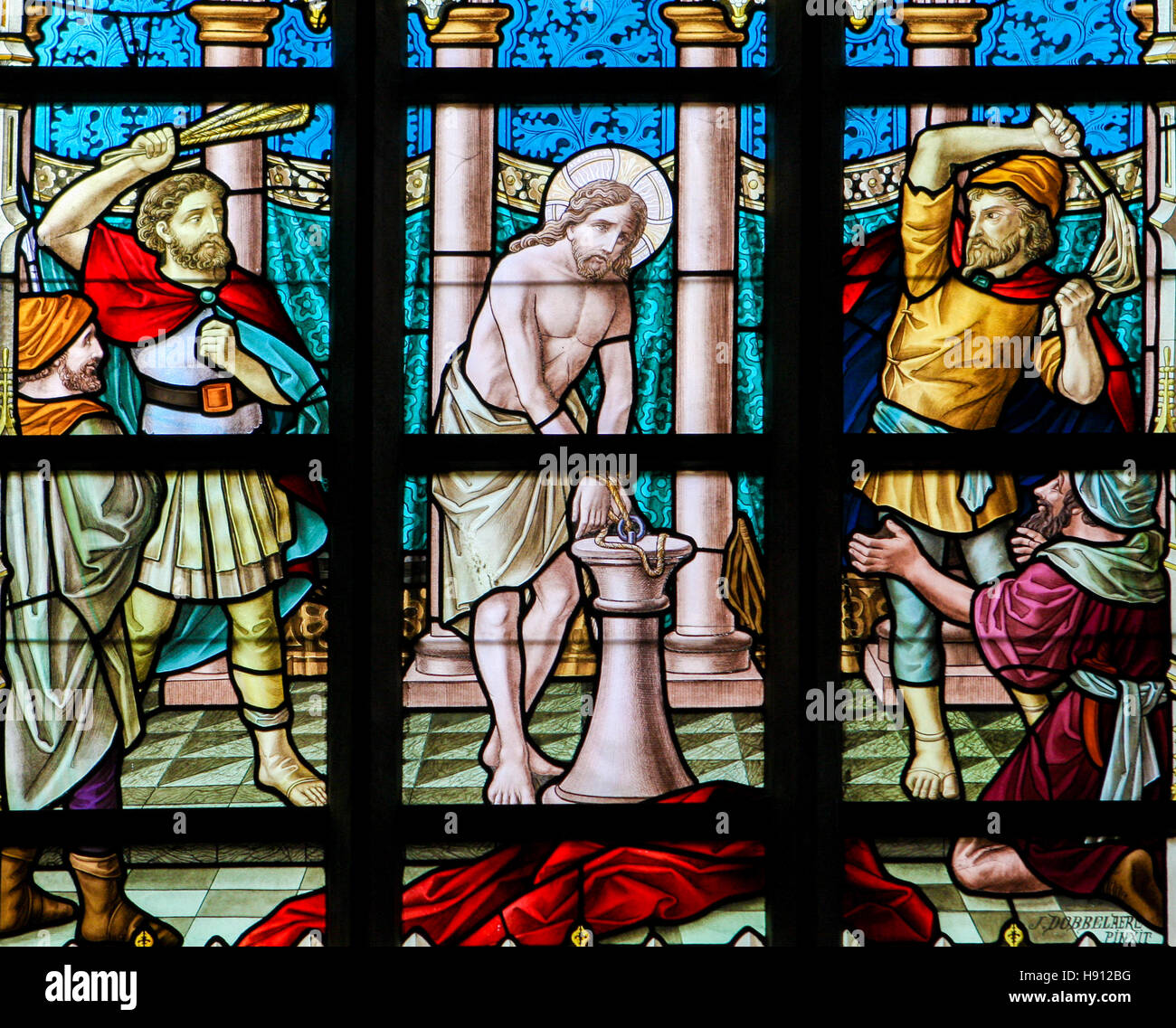Vetrata raffigurante la flagellazione di Gesù il Venerdì Santo nella Chiesa di Alsemberg, Belgio. Foto Stock