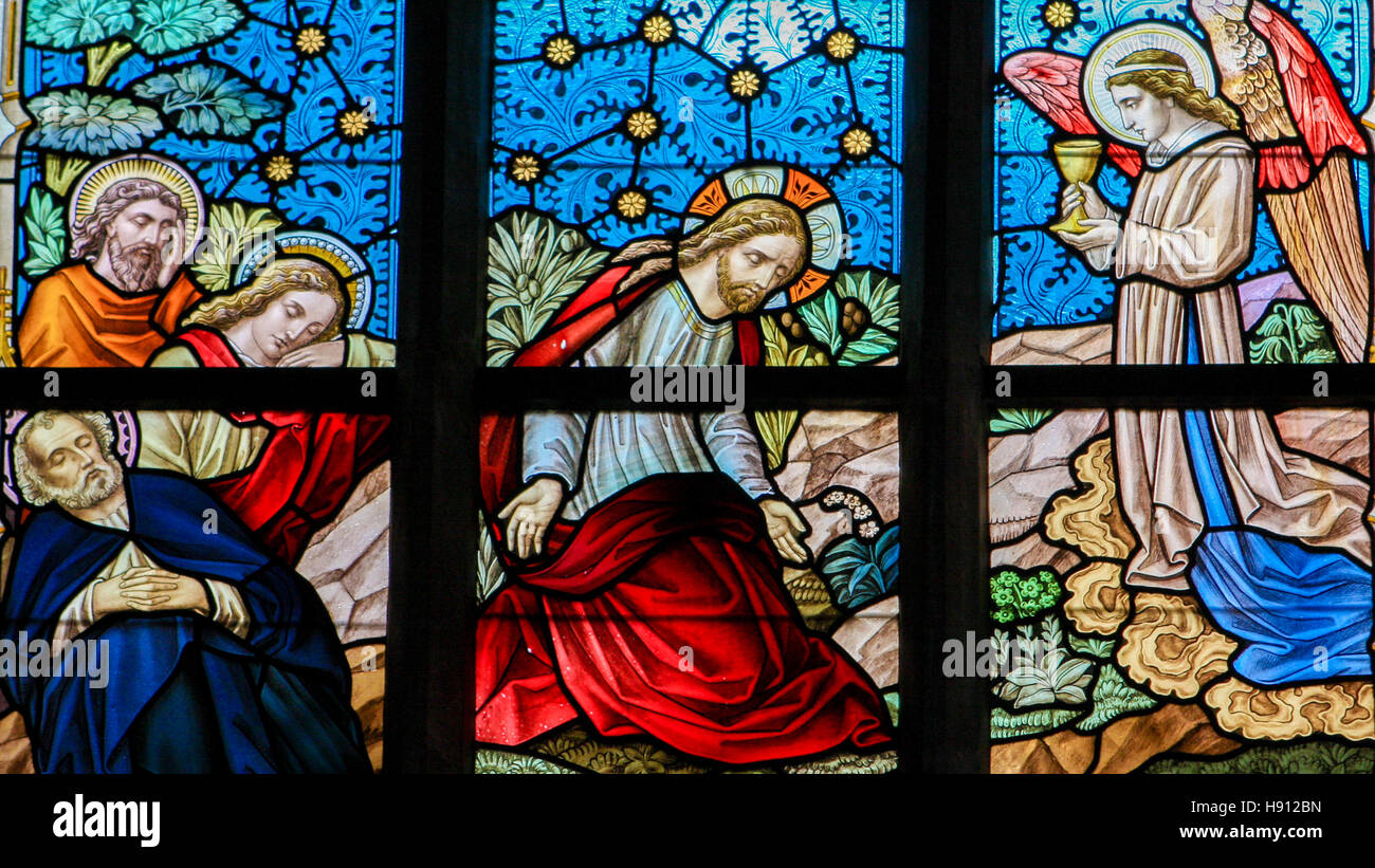 Vetrata raffigurante Gesù in preghiera nell'orto del Getsemani, che si trova nella chiesa di Alsemberg, Belgio. Foto Stock