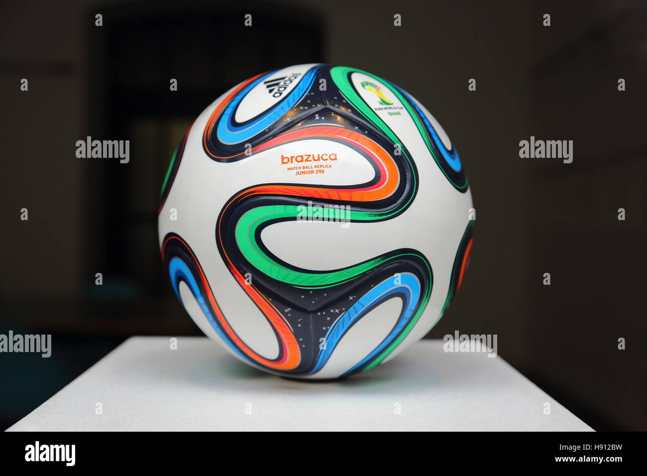 Adidas Brazuca, official match ball per il 2014 Coppa del Mondo FIFA in Brasile Foto Stock
